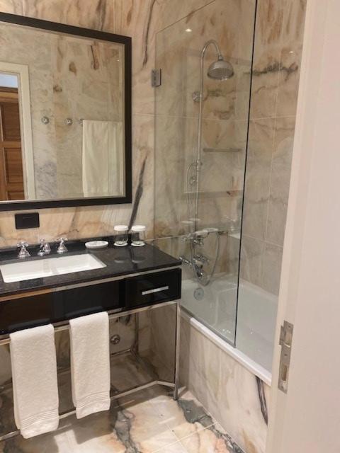 Solar Do Requeijo By Luna Hotels & Resorts Arcos de Valdevez Esterno foto A shower enclosure with a sliding door